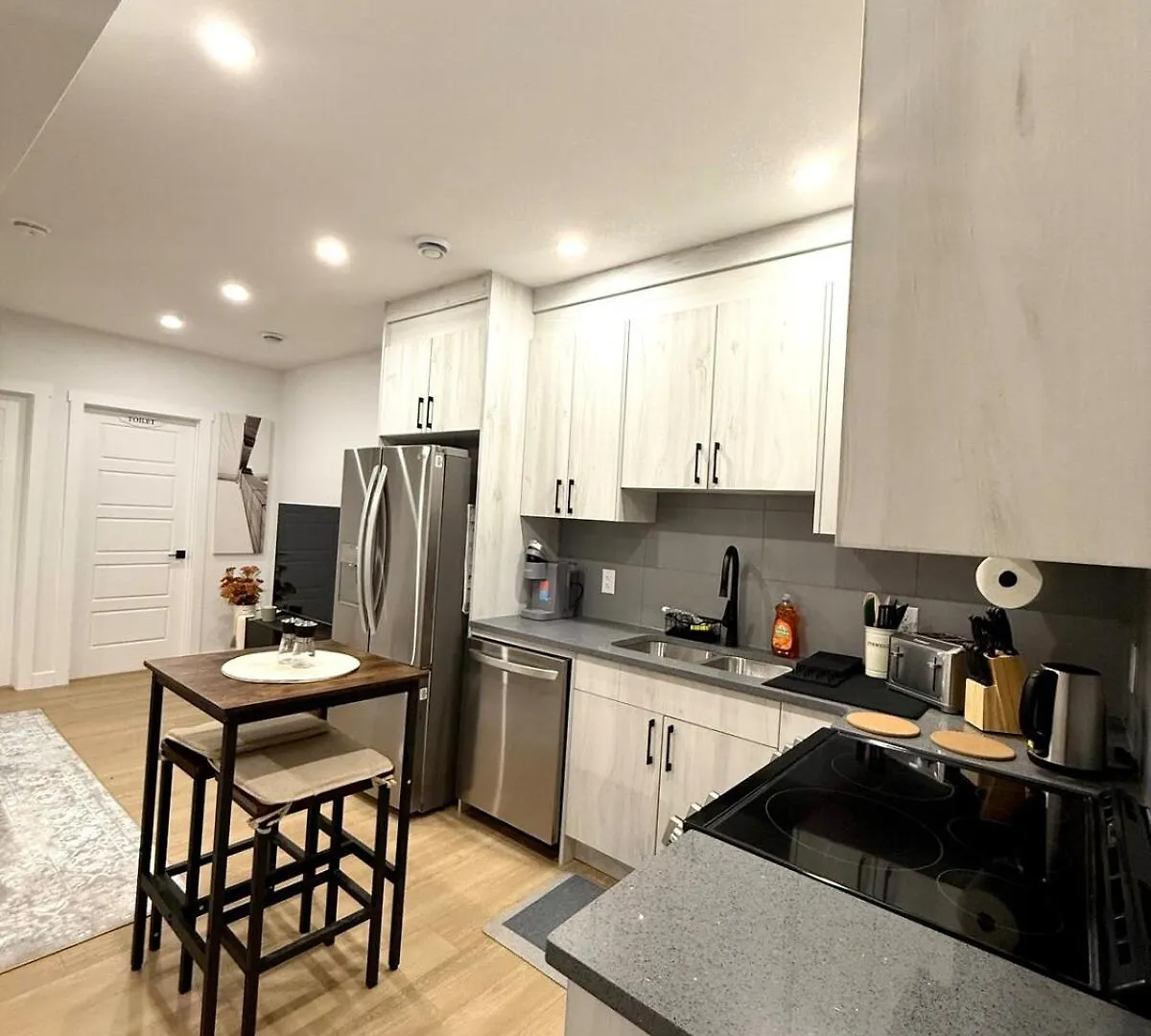 Apartment Luxe Stay With A Designer Touch Calgary